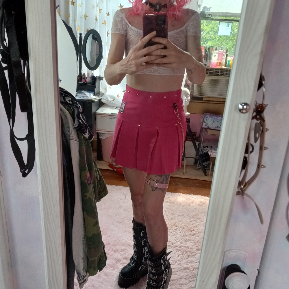 SOLD💥Customized Dolls Kill hot pink pleated skrt! unicorn 🦄 gold chain - Picture 2 of 16